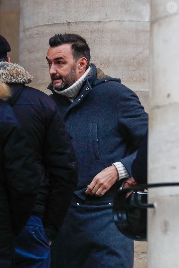 Cyril Lignac à la sortie des obsèques de Jean-Luc Petitrenaud en l'église Saint-Pierre-du-Gros-Caillou à Paris, France, le 17 janvier 2025. © Christophe Clovis/Bestimage