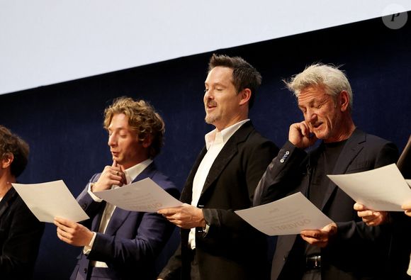 Jeremy Allen White, Scott Cooper, Sean Penn - Cérémonie d'ouverture du 17ème Festival Lumière à la Halle Tony Garnier à Lyon, le 11 octobre 2025. © Dominique Jacovides / Bestimage