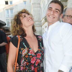 sa maman Elsa Lunghini à Télé Poche. Et d'ajouter que ne pas lui avoir donné la réplique a été frustrant. 

Elsa Lunghini et son fils Luigi Kröner lors du premier jour de la 11ème édition du festival du Film Francophone d'Angoulême, France, le 21 août 2018. © Coadic Guirec/Bestimage