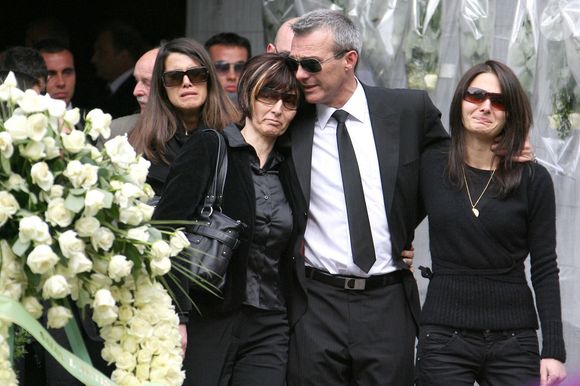 Malheureusement, si sa santé s'était améliorée au sortir du télécrochet, cela n'a pas duré. Le 30 avril 2007, l'interprète du titre "Écris l'histoire" s'en est allé...

Karine Ferri avec Laurence et Pierre, les parents de Grégory Lemarchal, et Leslie sa sœur quittent le service funéraire de Grégory Lemarchal, gagnant de la Star Academy, à Chambéry, France, le 3 mai 2007. Photo Abaca