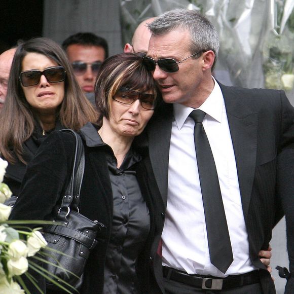 Malheureusement, si sa santé s'était améliorée au sortir du télécrochet, cela n'a pas duré. Le 30 avril 2007, l'interprète du titre "Écris l'histoire" s'en est allé...

Karine Ferri avec Laurence et Pierre, les parents de Grégory Lemarchal, et Leslie sa sœur quittent le service funéraire de Grégory Lemarchal, gagnant de la Star Academy, à Chambéry, France, le 3 mai 2007. Photo Abaca