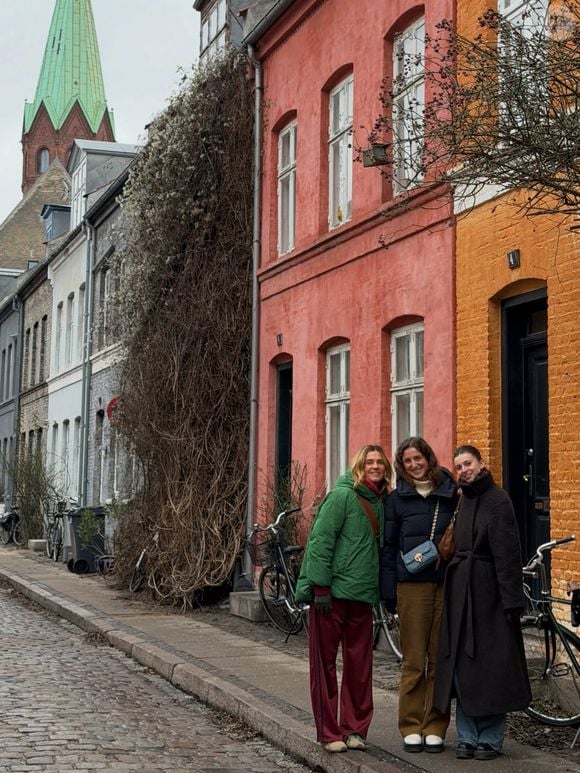 Tess, la fille de Marine Vignes, part vivre à Copenhague. Photos des au revoir avec toute la famille.