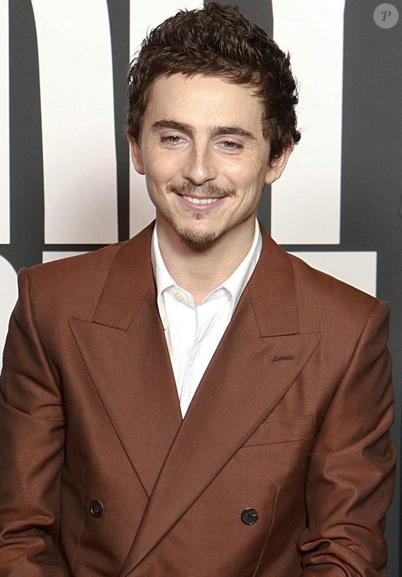 Ce partenariat renforce à la fois la visibilité de la marque et l’image de l’acteur.

Timothée Chalamet - Photocall de l'avant-première du film " Marty Supreme " au cinéma Grand Rex à Paris le 3 février 2026.

© Christophe Aubert / Bestimage