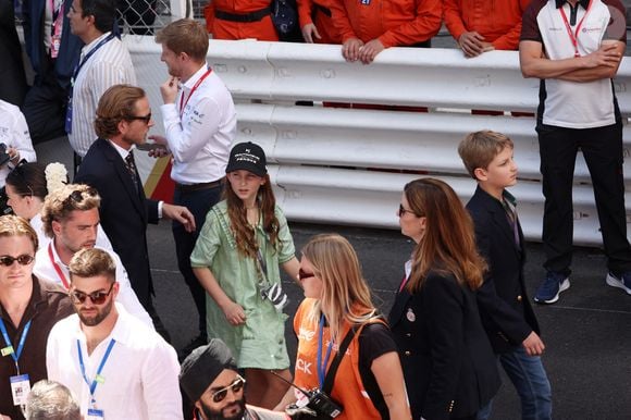 La jeune fille de 11 ans avait aussi une robe printanière, mais verte

Andrea Casiraghi, fils de la Princesse Caroline de Monaco, et son épouse Tatiana étaient présents au 2026 Monaco E-Prix, pour passer un moment en famille dans les tribunes avec leurs trois enfants, Sacha, Maximilian, et India le 16 mai 2026, à Monaco. Photo by JC Vinaj/ABACAPRESS.COM