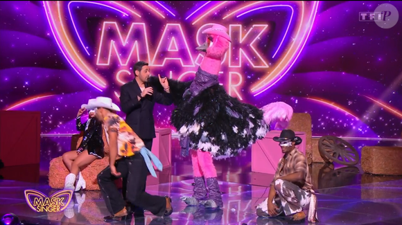 L'Autruche démasquée dans "Mask Singer 2025" par Chantal Ladesou et Laurent Ruquier. Il s'agit de Jeanfi Janssens. Emission du 2 mai 2025.