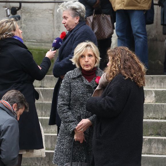 Evelyne Dhéliat arrive à la cérémonie d'enterrement de Catherine Laborde à l'église Saint-Roch à Paris, France, le 6 février 2025. L'emblématique présentatrice météo de TF1 est décédée le 28 janvier 2025 à l'âge de 73 ans, des suites d'une démence à corps de Lewy, une maladie neurodégénérative dont Catherine Laborde souffrait depuis 2014. Photo par Jerome Domine/ABACAPRESS.COM