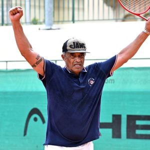 Yannick Noah, l'ancien champion de tennis français et chanteur, est mis à l'honneur à Nice dans le club de Tennis où il a fait son sport étude, le Nice LTC qui va baptiser son court central de son nom en présence de ses copains de classe, le 11 juillet 2026.
© Bruno Bebert/Bestimage