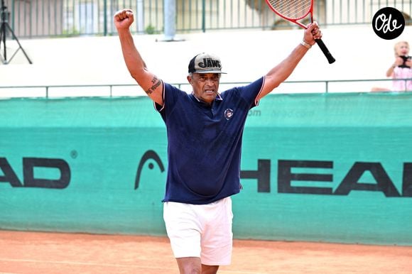 Yannick Noah, l'ancien champion de tennis français et chanteur, est mis à l'honneur à Nice dans le club de Tennis où il a fait son sport étude, le Nice LTC qui va baptiser son court central de son nom en présence de ses copains de classe, le 11 juillet 2026.
© Bruno Bebert/Bestimage