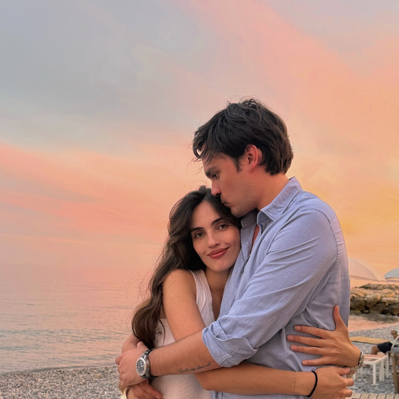 C'est sous le soleil de la Polynésie française, et plus précisément à Tahiti, que Laura Bensadoun donne rendez-vous à sa communauté pour ce cap professionnel marquant.

Alain-Fabien Delon et sa compagne Laura Bensadoun en vacances. Capture d'écran Instagram de Laura Bensadoun.