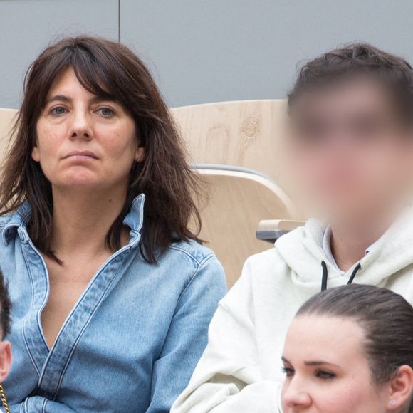 Sur un récent cliché de vacances publié par la journaliste sur Instagram, les internautes ont pu s'apercevoir que son fils était son portrait craché

Estelle Denis et son fils Merlin Domenech - People des les tribunes des Internationaux de France de Tennis de Roland Garros 2022 - Jour 1. à Paris le 22 mai 2022.