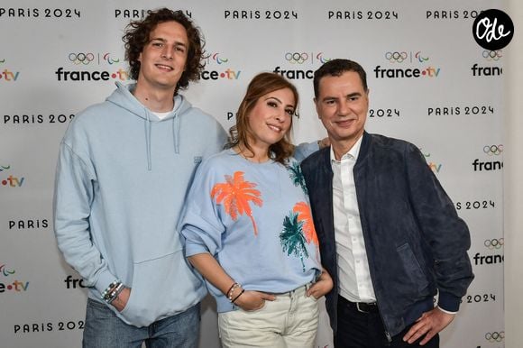 La journaliste française Léa Salame (au centre) pose pour une séance photo aux côtés du présentateur de télévision Laurent Luyat (à droite) et de Paul de Saint Sernin avant la conférence de presse de France Télévisions sur « Paris 2024 », à Paris, le 11 juin 2024. Photo de Firas Abdullah/ABACAPRESS.COM