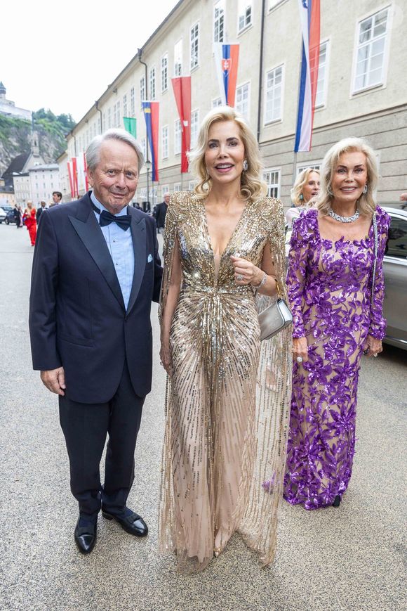 Festival de Salzbourg 2025 - Première de l'Ascension, Jules César en Égypte - Wolfgang Porsche, Gabriele Begum Inaara Aga Khan, Renate Thyssen Henne, Auffahrt Premiere, Giulio Cesare in Egitto, Haus für Mozart , Salzburg, Salzburger Festspiele 26.7.2025. Photo Press Service / BESTIMAGE