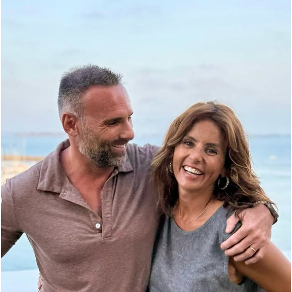 Faustine Bollaert prend la pose avec son frère Charles, qui vit à Miami.