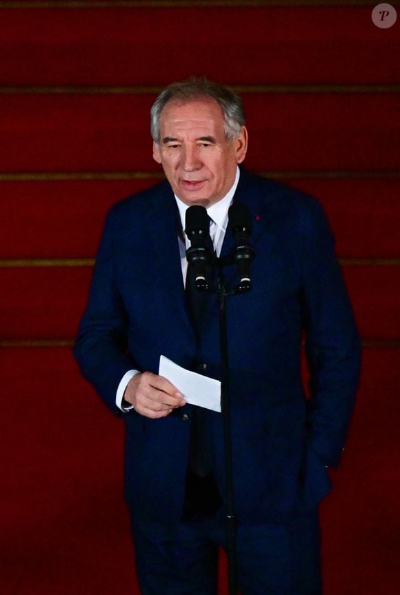 Le nouveau premier ministre François Bayrou - L'ancien Premier ministre M.Barnier et le nouveau Premier ministre F.Bayrou lors de la cérémonie de passation de pouvoir à l'hôtel Matignon à Paris, France, le 13 décembre 2024.

 © Christian Liewig / Bestimage