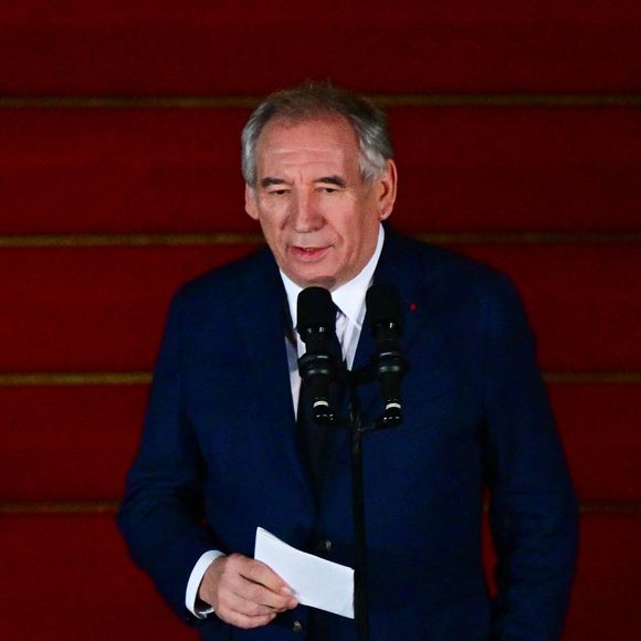 Le nouveau premier ministre François Bayrou - L'ancien Premier ministre M.Barnier et le nouveau Premier ministre F.Bayrou lors de la cérémonie de passation de pouvoir à l'hôtel Matignon à Paris, France, le 13 décembre 2024.

 © Christian Liewig / Bestimage