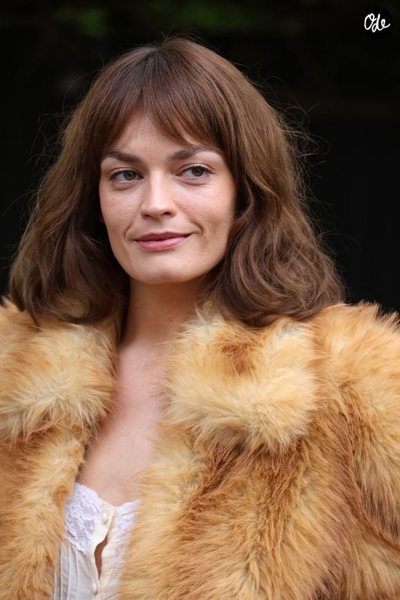 Emma Mackey au défilé Chloé "Collection Femme Prêt-à-Porter Printemps/Eté 2027" lors de la Fashion Week de Paris, le 1er octobre 2026. 

© Denis Guignebourg / Bestimage