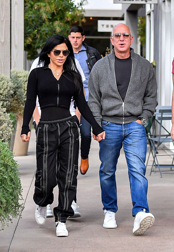 Avant d'épouser Lauren Sanchez, le milliardaire a confondé Amazon avec cette femme qui a récupéré une belle somme lors de son divorce en 2019. 

Le fondateur et milliardaire d'Amazon de 58 ans, Jeff Bezos et sa compagne Lauren Sanchez se promènent main dans la main à Los Angeles, Californie, Etats-Unis, le 11 janvier 2023.
©The ImageDirect / Bestimage