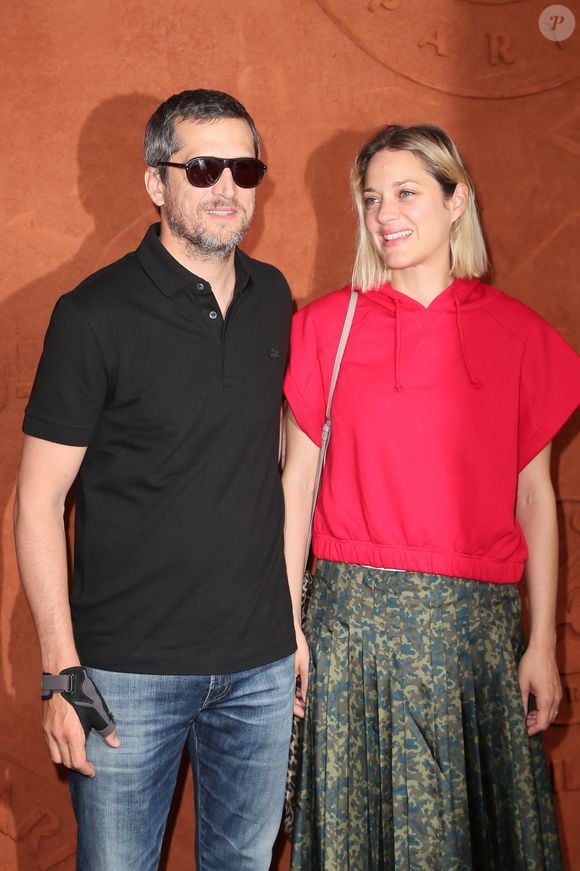 Guillaume Canet et sa compagne Marion Cotillard au village lors des internationaux de tennis de Roland Garros à Paris, le 10 juin 2018.
© Moreau-Jacovides/Bestimage