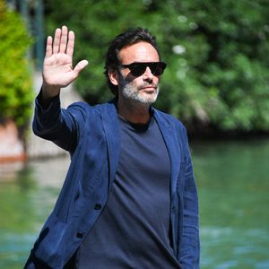 Anthony Delon (Costume Giorgio Armani, sneaker Church's) - Arrivées des personnalités à l'hôtel Excelsior lors de la 77ème édition du festival international du film de Venise (Mostra) le 2 septembre 2020.