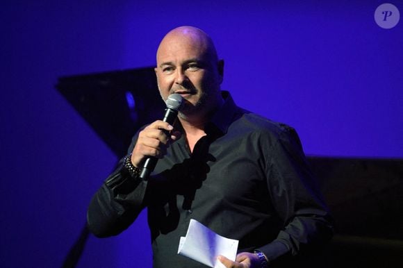 Ce 26 avril, l'animateur est revenu sur les deux années passées loin des stations de radio, à la suite des accusations de viols et d'agressions sexuelles portées contre lui.

Sébastien Cauet lors du gala de la première du festival Touquether le 10 juillet 2021 au Touquet-Paris-Plage, France. Initialement prévu sur 3 jours, le festival de soutien à la cause de l'autisme en France a été réduit à un gala d'une nuit avec plusieurs concerts en raison des restrictions sanitaires liées à la pandémie. Photo par Sylvain Lefevre/ABACAPRESS.COM