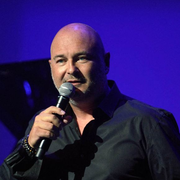 Ce 26 avril, l'animateur est revenu sur les deux années passées loin des stations de radio, à la suite des accusations de viols et d'agressions sexuelles portées contre lui.

Sébastien Cauet lors du gala de la première du festival Touquether le 10 juillet 2021 au Touquet-Paris-Plage, France. Initialement prévu sur 3 jours, le festival de soutien à la cause de l'autisme en France a été réduit à un gala d'une nuit avec plusieurs concerts en raison des restrictions sanitaires liées à la pandémie. Photo par Sylvain Lefevre/ABACAPRESS.COM