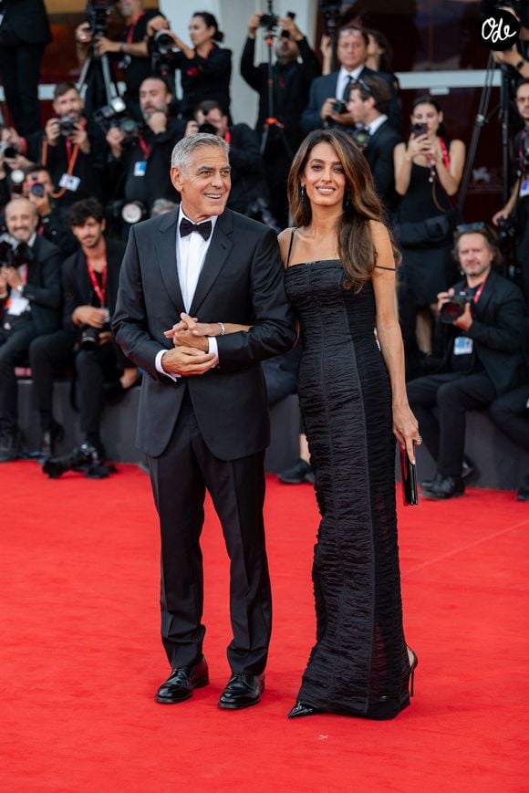 Récemment, le couple a été aperçu bien loin de la France, à la 83e Mostra de Venise en Italie, en septembre dernier.

Venise, 83e Venice International Film Festival 2026 - Jour 1 - Soirée d'ouverture sur le tapis rouge - En photo : George Clooney et sa femme Amal 

2 Septembre 2026
©SGPItalia / Bestimage