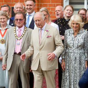 Le roi Charles III d'Angleterre et Camilla Parker Bowles, reine consort d'Angleterre, rencontrent le public à Newmarket, Royaume Uni, le 22 juillet 2025, lors de leur visite du National Stud et des salles du Jockey Club. © Tayfun Salci/ZUMA Press Wire / BestimageBestimage