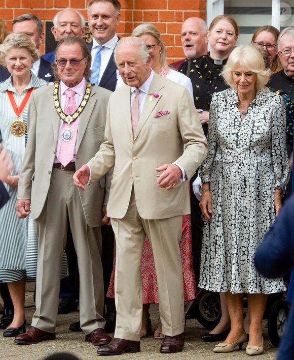 Le roi Charles III d'Angleterre et Camilla Parker Bowles, reine consort d'Angleterre, rencontrent le public à Newmarket, Royaume Uni, le 22 juillet 2025, lors de leur visite du National Stud et des salles du Jockey Club. © Tayfun Salci/ZUMA Press Wire / BestimageBestimage