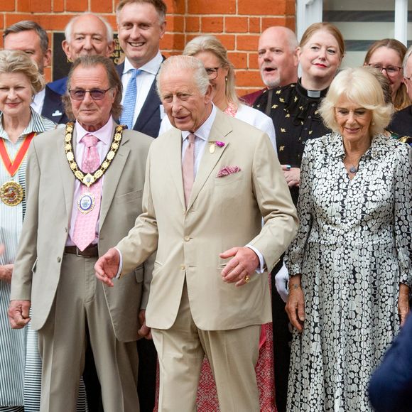 Le roi Charles III d'Angleterre et Camilla Parker Bowles, reine consort d'Angleterre, rencontrent le public à Newmarket, Royaume Uni, le 22 juillet 2025, lors de leur visite du National Stud et des salles du Jockey Club. © Tayfun Salci/ZUMA Press Wire / BestimageBestimage
