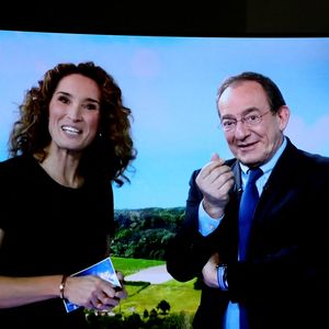 Depuis plus de 5 ans, elle présente le JT de TF1 à la place de Jean-Pierre Pernaut...

Marie-Sophie Lacarrau, la remplaçante de Jean-Pierre - Dernier JT de Jean-Pierre Pernaut sur TF1 aprés 33 ans de présentation.
Paris, le 18 Décembre 2020.
© Dominique Jacovides / Bestimage