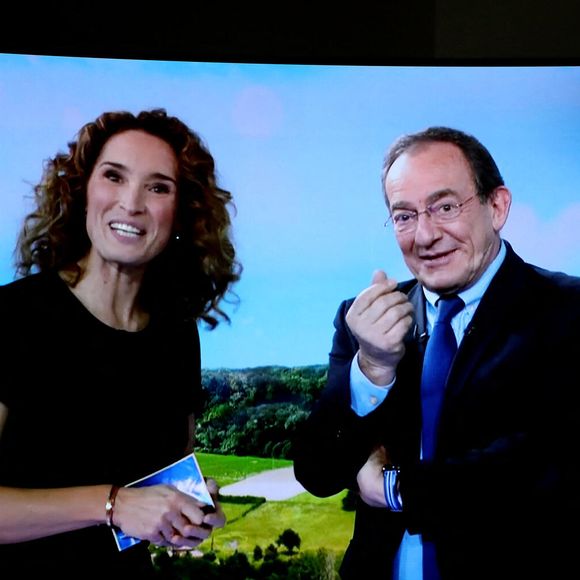 Depuis plus de 5 ans, elle présente le JT de TF1 à la place de Jean-Pierre Pernaut...

Marie-Sophie Lacarrau, la remplaçante de Jean-Pierre - Dernier JT de Jean-Pierre Pernaut sur TF1 aprés 33 ans de présentation.
Paris, le 18 Décembre 2020.
© Dominique Jacovides / Bestimage