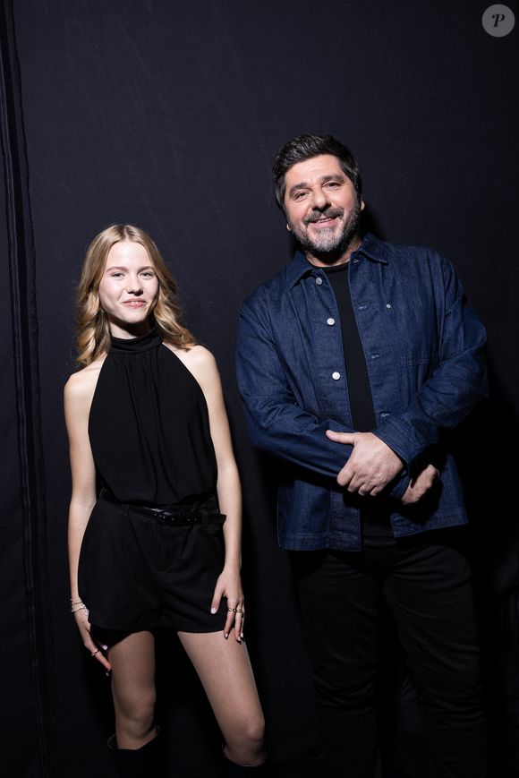 Exclusif - Lucie (The voice Kids 2023) Patrick Fiori en backstage lors de l'enregistrement de l'émission "La Boîte à secrets", présentée par Faustine Bollaert et diffusée le 17 octobre sur France 3, dans les studios du Lendit à Saint-Denis, France, le 23 septembre 2025. © Cyril Moreau/Bestimage