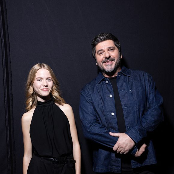 Exclusif - Lucie (The voice Kids 2023) Patrick Fiori en backstage lors de l'enregistrement de l'émission "La Boîte à secrets", présentée par Faustine Bollaert et diffusée le 17 octobre sur France 3, dans les studios du Lendit à Saint-Denis, France, le 23 septembre 2025. © Cyril Moreau/Bestimage