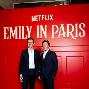 Jean-Baptiste Marteau et son compagnon Jean de Reynal lors de la première de la série "Emily in Paris" saison 5 au Grand Rex à Paris le 15 décembre 2025.
© Pierre Perusseau / Bestimage