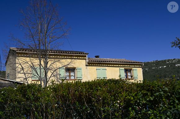 Il aura fallu du temps avant qu'une randonneuse qui, en se promenant aux alentours du Haut-Vernet, est tombée sur les ossements du petit Emile. 

Maison des grands-parents d'Emile Soleil, un jeune garçon français retrouvé mort après avoir disparu en 2023, au milieu des recherches de la propriété dans le cadre de l'enquête sur la mort du garçon, à La Bouilladisse, France, le 25 mars 2025. © William Cannarella/Psnewz/Bestimage