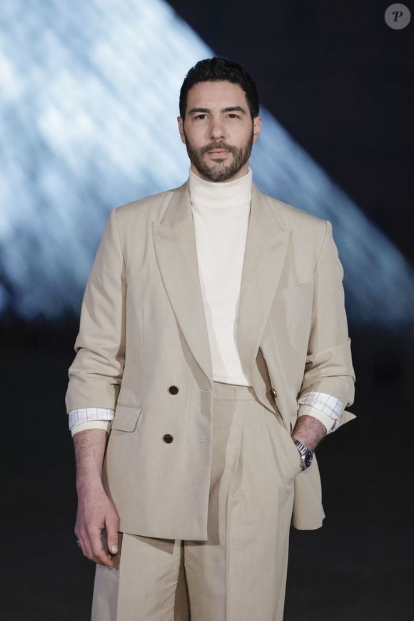 Cette diversification lui permet de sécuriser ses revenus face à l’instabilité du métier d’acteur.

Tahar Rahim - Arrivées au Grand Dîner du Louvre 2026 à Paris pendant la fashion week Prêt à Porter femme automne/hiver 2026-2027 (PFW)
 © Olivier Borde / Bestimage