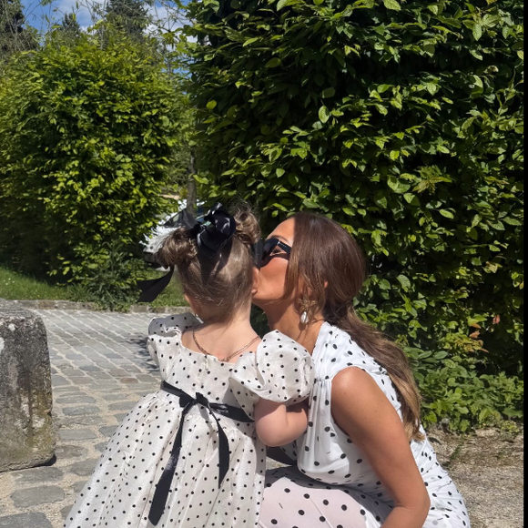 Vitaa et sa fille Noa au mariage de Sarah, la fille de l'époux de la chanteuse, Hicham. Instagram.