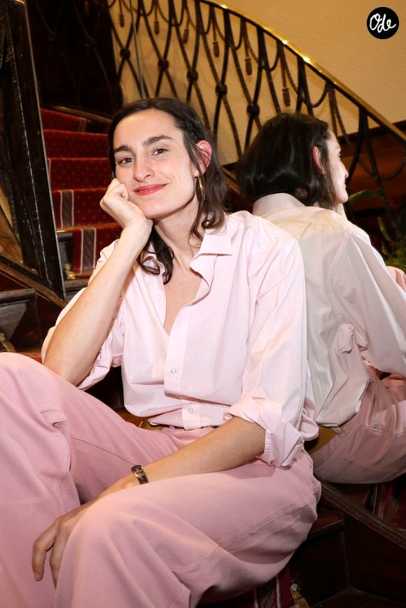 Nine d'Urso ( Fille d'Inès de La Fressange ) lors de la soirée de remise du prix littéraire de la Closerie des Lilas à Paris le 6 mai 2026. © Cédric Perrin / Bestimage