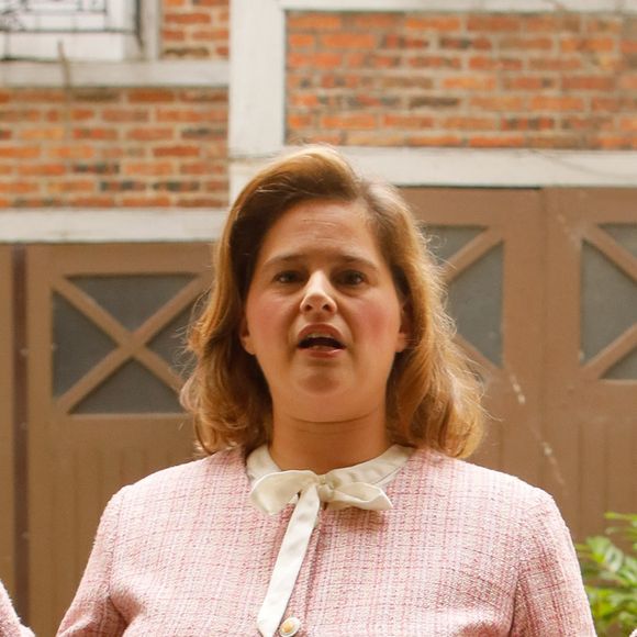 Elle a choisi d’en parler ouvertement, y compris sur scène, pour lever les malentendus et éviter qu’on la prenne pour quelqu’un de distant.

Exclusif - Elodie Poux - Jour 5 - Sketch "La belle famille" - Tournage de l'émission "Sketch Story". Le 14 septembre 2022