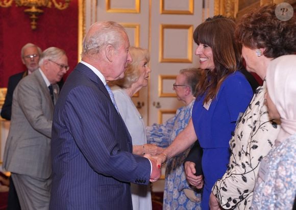 Accompagnée de Charles III, elle a célébré avec émotion les 125 ans de l'organisation Cancer Research UK et a chaleureusement salué le dévouement des équipes médicales et des chercheurs.

Le roi Charles III d'Angleterre s'adresse à Davina McCall lors d'une réception organisée par Cancer Research UK à l'occasion du 125e anniversaire de l'organisation caritative, au St James's Palace, à Londres.

©Bestimage