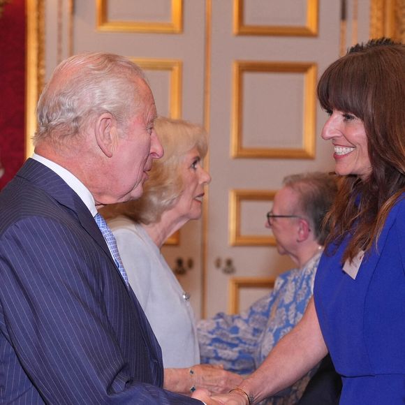 Accompagnée de Charles III, elle a célébré avec émotion les 125 ans de l'organisation Cancer Research UK et a chaleureusement salué le dévouement des équipes médicales et des chercheurs.

Le roi Charles III d'Angleterre s'adresse à Davina McCall lors d'une réception organisée par Cancer Research UK à l'occasion du 125e anniversaire de l'organisation caritative, au St James's Palace, à Londres.

©Bestimage
