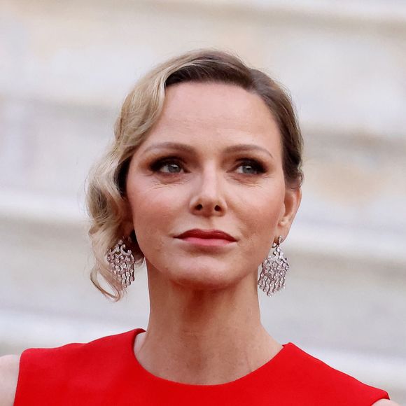 Charlene de Monaco a fait une apparition très remarquée.

La princesse Charlène de Monaco arrivant au dîner d'état en l'honneur de la visite du couple présidentiel français au palais princier à Monaco. © Dominique Jacovides / Bestimage