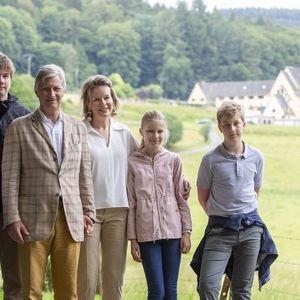 Princesse Elisabeth, Prince Gabriel, le roi Philippe de Belgique, la reine Mathilde de Belgique, Princesse Eleonore et Prince Emmanuel - La famille royale de Belgique lors d'une visite du "Tombeau géant " à Botassart en Belgique le 28 juin 2020.

Photo : Julien Warnand/pool/Imagebuzz/Bestimage