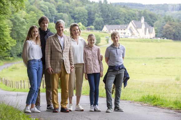 Princesse Elisabeth, Prince Gabriel, le roi Philippe de Belgique, la reine Mathilde de Belgique, Princesse Eleonore et Prince Emmanuel - La famille royale de Belgique lors d'une visite du "Tombeau géant " à Botassart en Belgique le 28 juin 2020.

Photo : Julien Warnand/pool/Imagebuzz/Bestimage