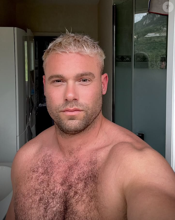 Le jeune homme affiche une nouvelle carrure.

Arno Diem, ancien candidat de la "Star Academy".