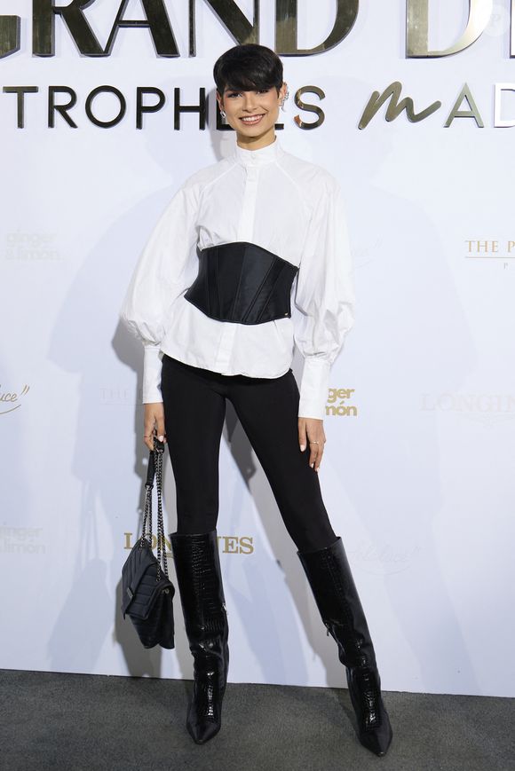 Eve Gilles (Miss France 2024) - Première édition des Trophées Madame – Le Grand Dîner dans le cadre prestigieux de l'hôtel Peninsula à Paris le 6 mars 2025. Cet événement d’exception a réuni des figures influentes du monde de la culture, du sport, du luxe et de l’entrepreneuriat, venues célébrer les femmes qui façonnent et inspirent notre époque.
Placée sous le signe de l’excellence, de l’innovation et de l’audace, cette soirée a mis à l’honneur des personnalités féminines remarquables, sélectionnées pour leur impact et leur engagement dans leur domaine respectif.
Le trophée exclusif des « Trophées Madame » a été conçu par l’artiste de street art Leloluce, incarnant la force et la résilience des femmes d’aujourd’hui.
Les lauréates ont été choisies par un comité d’expertes influentes, issues du mouvement Women With Impact et reconnues pour leur discernement et leur engagement en faveur de la promotion des femmes. © Cyril Moreau/Bestimage
