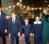 Loin des clichés royaux figés, le couple apparaît rayonnant dans l'herbe avec ses trois enfants et ses deux chiens.

Le prince William, Kate Middleton, et leurs enfants George, Charlotte et Louis, assistent au concert de chants de Noël "Together at Christmas" à l'abbaye de Westminster à Londres. PA Photo/ Bestimage