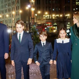 Loin des clichés royaux figés, le couple apparaît rayonnant dans l'herbe avec ses trois enfants et ses deux chiens.

Le prince William, Kate Middleton, et leurs enfants George, Charlotte et Louis, assistent au concert de chants de Noël "Together at Christmas" à l'abbaye de Westminster à Londres. PA Photo/ Bestimage