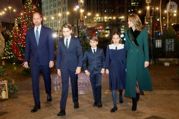 Loin des clichés royaux figés, le couple apparaît rayonnant dans l'herbe avec ses trois enfants et ses deux chiens.

Le prince William, Kate Middleton, et leurs enfants George, Charlotte et Louis, assistent au concert de chants de Noël "Together at Christmas" à l'abbaye de Westminster à Londres. PA Photo/ Bestimage