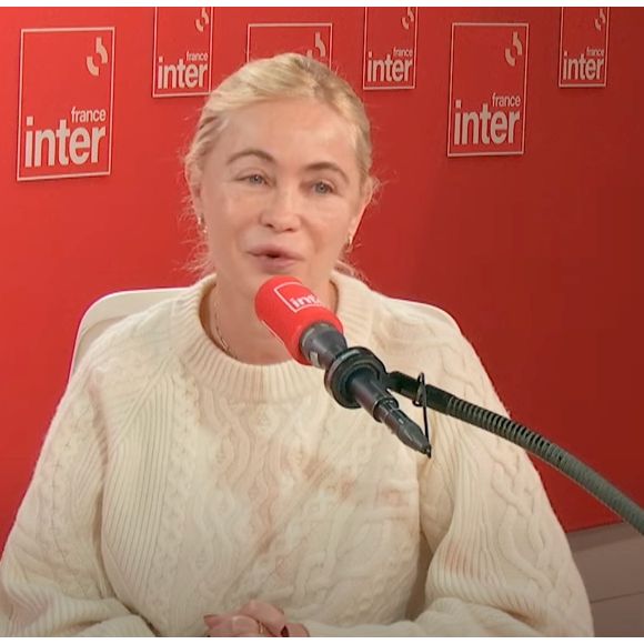 Emmanuelle Béart face à Léa Salamé dans les locaux de France Inter ce lundi 24 février 2025. (Capture d'écran YouTube).